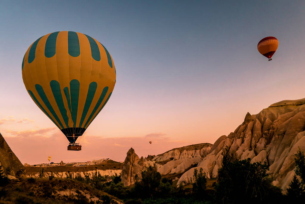 Kappadokien Türkei Sonnenaufgang in den Hügeln mit Heißluftballons, Kapadokya Schöne lebendige bunte Ballons im Sonnenaufgangslicht in Kappadokien Türkei Göreme - Foto, Bild