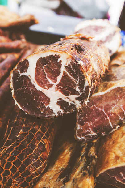 Vybraný asortiman uzeného masa, srbské ručně vyráběné domácí tradiční potraviny na místním farmářském trhu. - Fotografie, Obrázek
