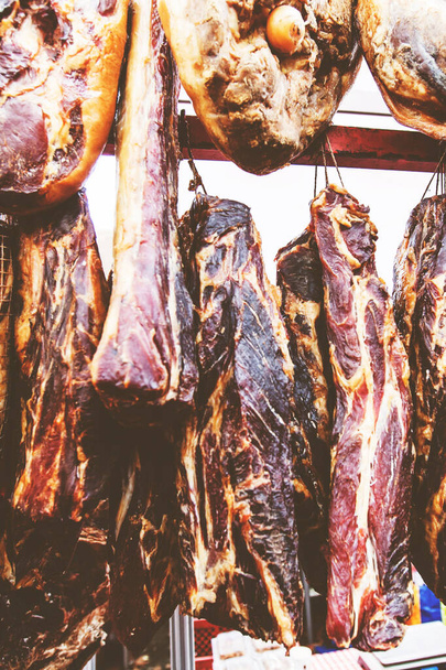 Vybraný asortiman uzeného masa, srbské ručně vyráběné domácí tradiční potraviny na místním farmářském trhu. - Fotografie, Obrázek