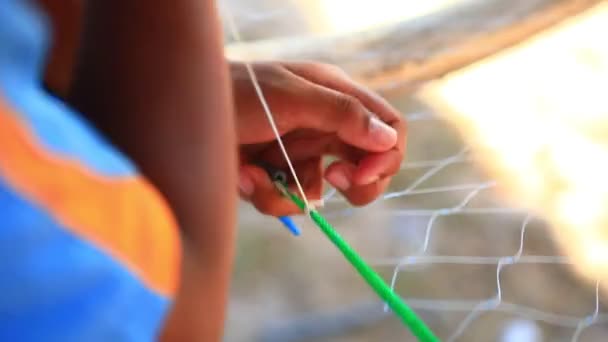 Fisher man χέρι κάνοντας καβούρι αλίευση δίχτυ στην Ταϊλάνδη - Πλάνα, βίντεο