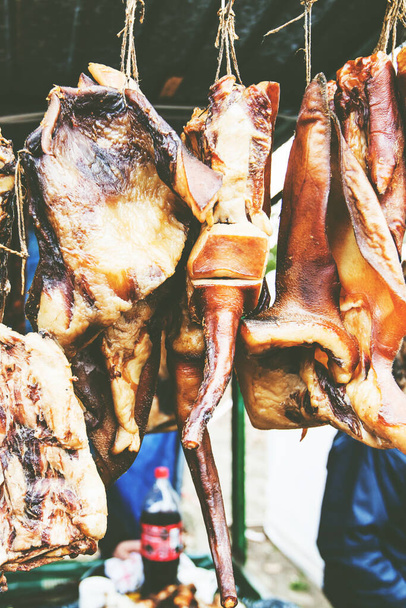 Variedade seleccionada de carne fumada, comida tradicional doméstica artesanal sérvia no mercado local dos agricultores
. - Foto, Imagem