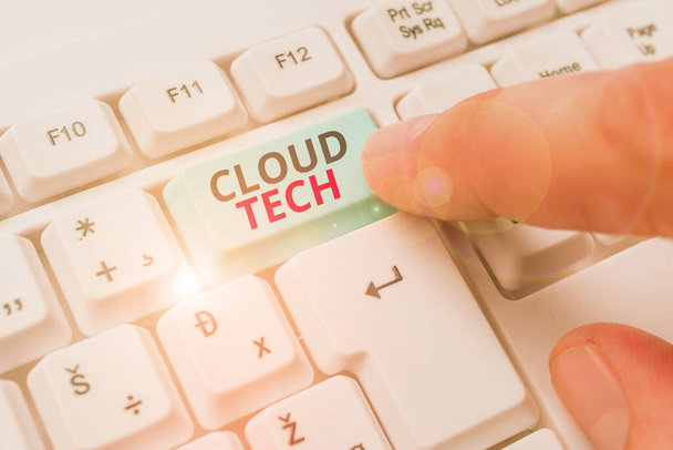 Escritura manual conceptual que muestra Cloud Tech. Foto de negocios mostrando almacenamiento y acceso a datos y programas a través de Internet
. - Foto, imagen