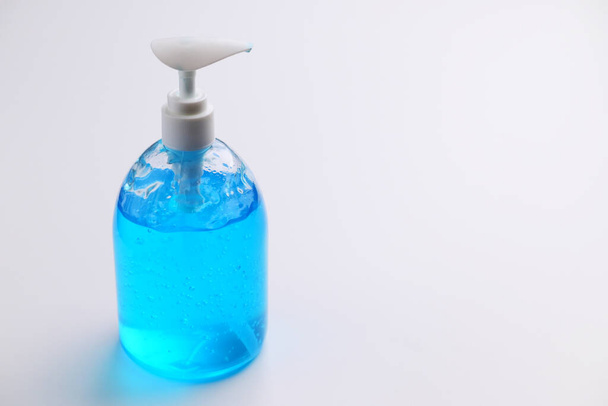 gel álcool limpo médico no fundo branco
 - Foto, Imagem