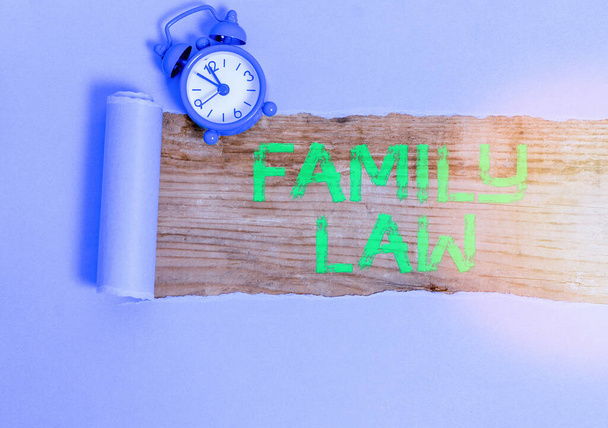 Słowo pisanie tekstu Prawo rodzinne. Koncepcja biznesowa dla dziedziny prawa, która dotyczy kwestii związanych z rodziną. - Zdjęcie, obraz