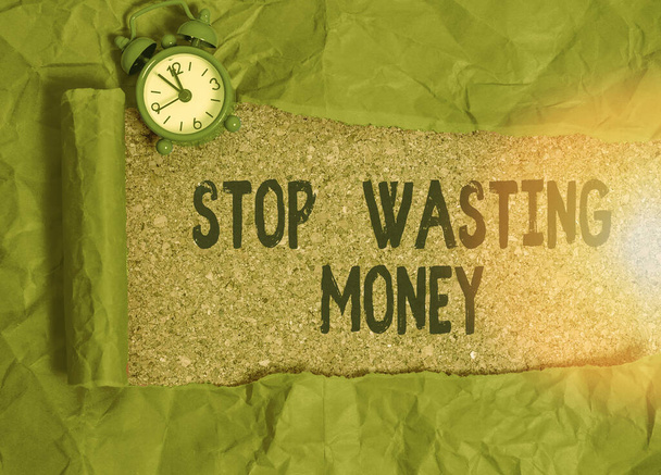 Escribiendo una nota mostrando Stop Wasting Money. Foto de negocios mostrando consejos demostrando o grupo para empezar a ahorrar y usarlo sabiamente
. - Foto, Imagen