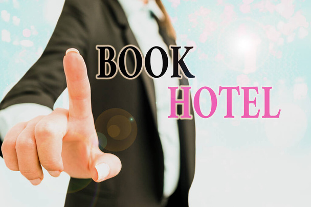 Znak tekstowy pokazujący Book Hotel. Koncepcyjne zdjęcie aranżacja można zrobić, aby mieć pokój hotelowy lub zakwaterowanie. - Zdjęcie, obraz