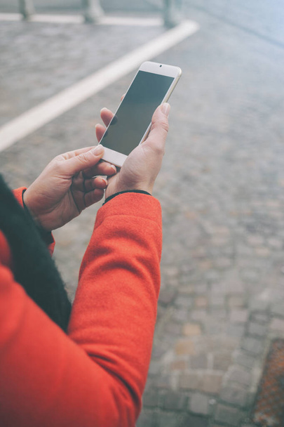 Невпізнавана жінка на вулиці за допомогою мобільного телефону, крупним планом руки
 - Фото, зображення