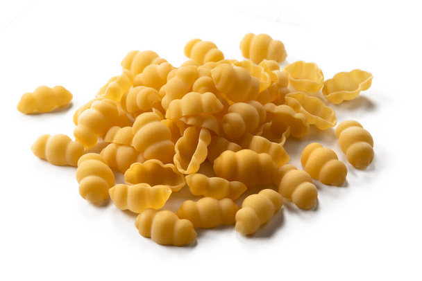 Raaka gnocchi, perinteinen italialainen pasta eristetty valkoisella taustalla
 - Valokuva, kuva
