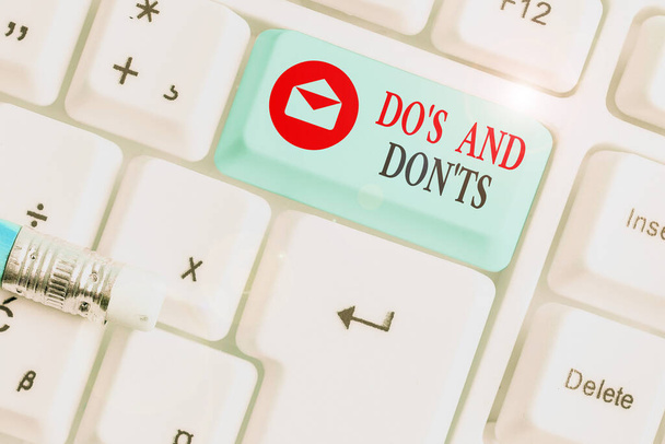 Sinal de texto mostrando Dos And Don tS. Foto conceitual Regras ou costumes relativos a alguma atividade ou ações
. - Foto, Imagem
