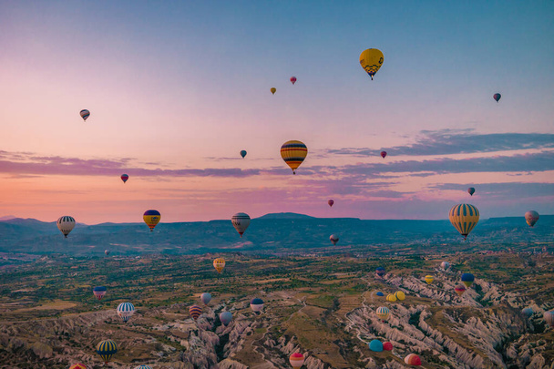Каппадокія Туреччина схід сонця в горах з гарячими повітряними кулями, Кападока Прекрасні яскраві барвисті кулі при світлі сонця в Каппадокії Туреччина Горем - Фото, зображення