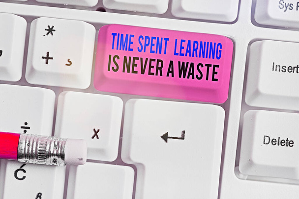 A szövegírással töltött idő sosem pazarlás. Az oktatás üzleti koncepciójának nincs vége Folytassa a tanulást. - Fotó, kép