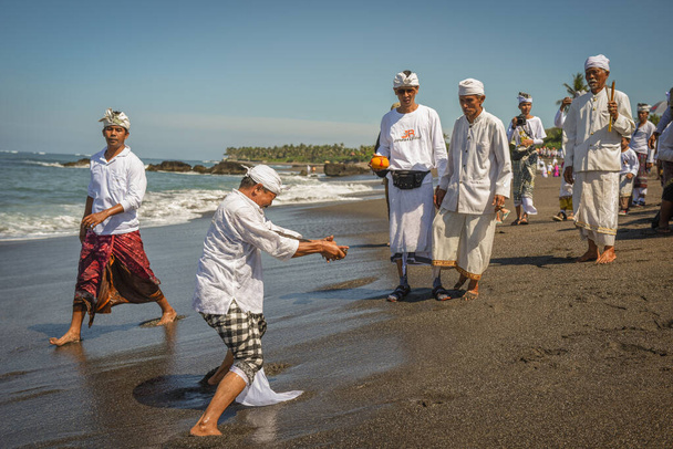 Sanur beach melasti ceremony 2015-03-18, Melasti is a Hindu Balinese purification ceremony and ritual, which according to Balinese calendar is held several days prior to the Nyepi holy day - Foto, afbeelding