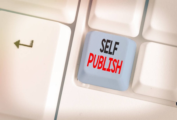 Word pisanie tekstu Self Publish. Koncepcja biznesowa dla pisarza publikuje kawałek z nich działa niezależnie na własny koszt. - Zdjęcie, obraz