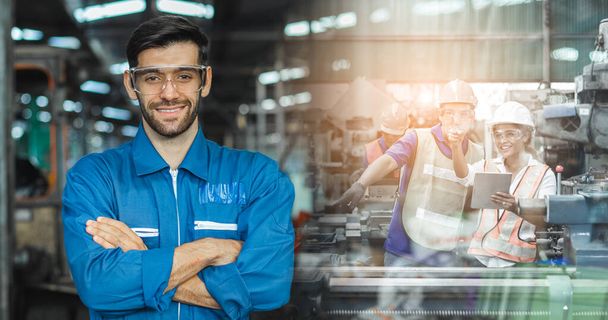 portrét image inženýr muži nosí uniformu bezpečnost v továrně s dvojitou expozici tým pracovník pozadí. - Fotografie, Obrázek