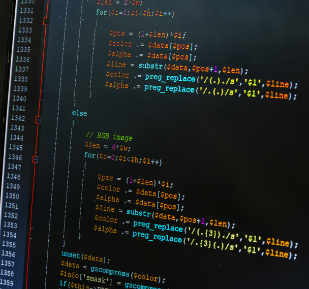 Fragment kodu PHP na ciemnym tle w edytorze kodu. Zbliżenie ekranu laptopa z napisanym kodem. - Zdjęcie, obraz