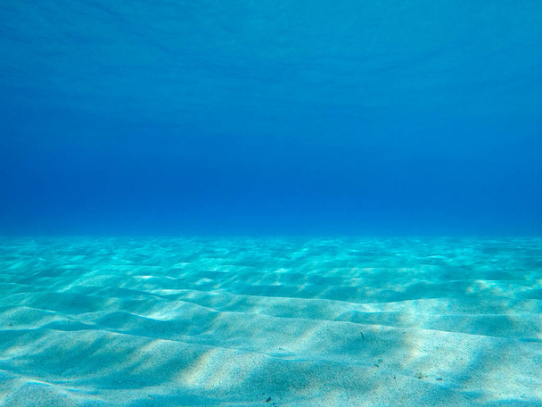 Písečný podvodní písek na mělkém mořském dně ve Středozemním moři s odrazy slunečního svitu, přírodní scenérie, Sardinie, Itálie - Fotografie, Obrázek