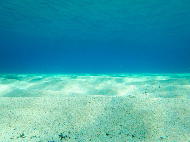 Arena arena submarina en un fondo marino poco profundo en el mar Mediterráneo con reflejos de la luz del sol, escena natural, Cerdeña, Italia
 - Foto, imagen