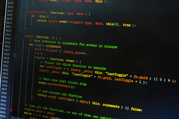 Programista sieci. Bliższe przyjrzenie się kodowi źródłowemu strony napisanemu przez programistę przy użyciu JavaScript - jQuery. - Zdjęcie, obraz