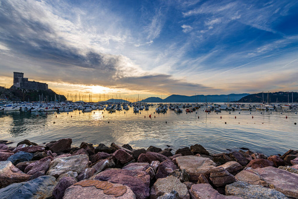 多くのボート、ラ・スペツィア湾の小さな町、リグーリア州、イタリア、ヨーロッパと日没のレーリチ港 - 写真・画像