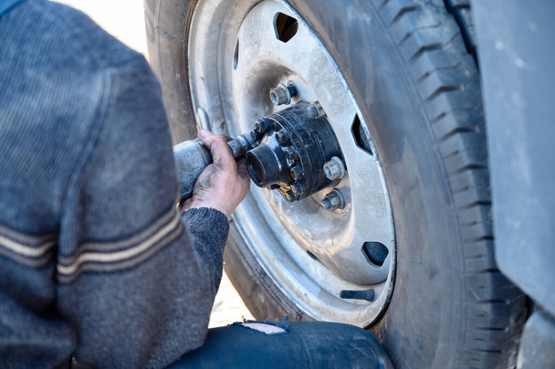 Minsk, Belarus - March 25, 2020: wheel repair at a car service center. Photo of a tire fitting job in a city. - Fotografie, Obrázek