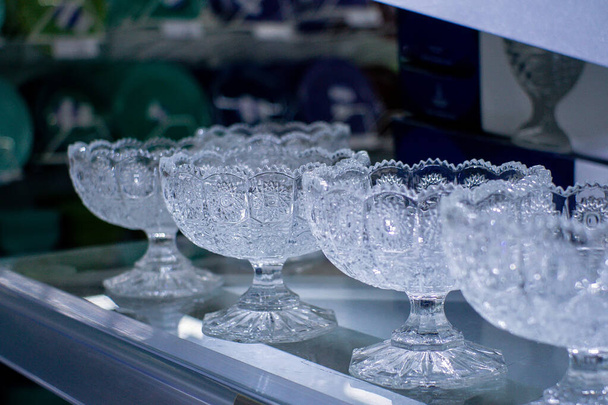 скляний посуд шведський стіл скляні вази для цукерок вибірковий фокус
. - Фото, зображення