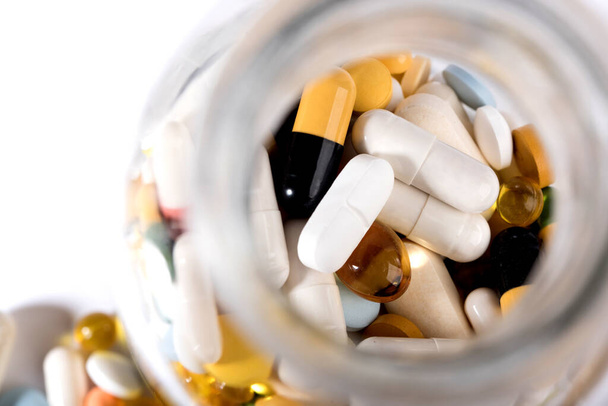 Pillen aus Tablettenflasche verschüttet, Draufsicht. Medikamente und Medikamententabletten. - Foto, Bild