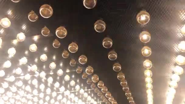 Világító lámpák párhuzamos sorai. Absztrakt háttér. Edison vintage izzók - Felvétel, videó