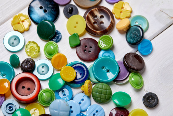 Fondo y textura de botones antiguos multicolores - Foto, Imagen