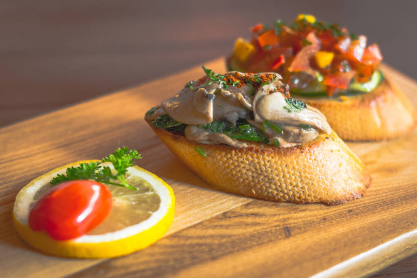 pain grillé buschetta poids observateurs avec garniture tomate et champignon
 - Photo, image