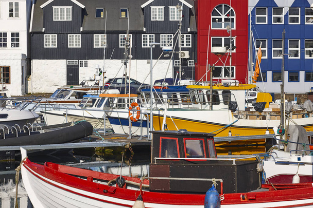 Streymoy Feroe adalarında Torshavn Limanı. Renkli resimli evler - Fotoğraf, Görsel