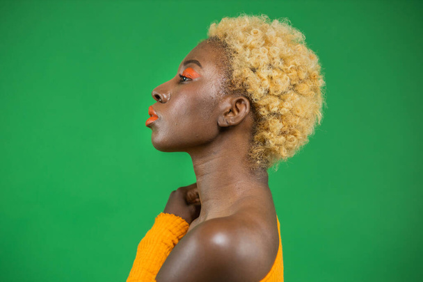 Portrét mladé afroamerické ženy - barevné - izolované na zeleném pozadí - Fotografie, Obrázek