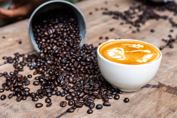 Kawa aromatyczna latte art z paloną fasolą arabską - Zdjęcie, obraz