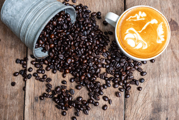 Café de aroma de arte latte com indústria de bebidas de feijão torrado arábica
 - Foto, Imagem