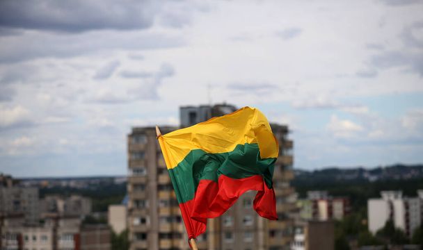 A litván zászló trikolorban lengett a város felett. - Fotó, kép