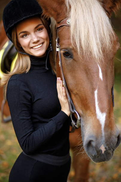 Красива молода дівчина і кінь, кінний спорт. жіночий хокей
. - Фото, зображення