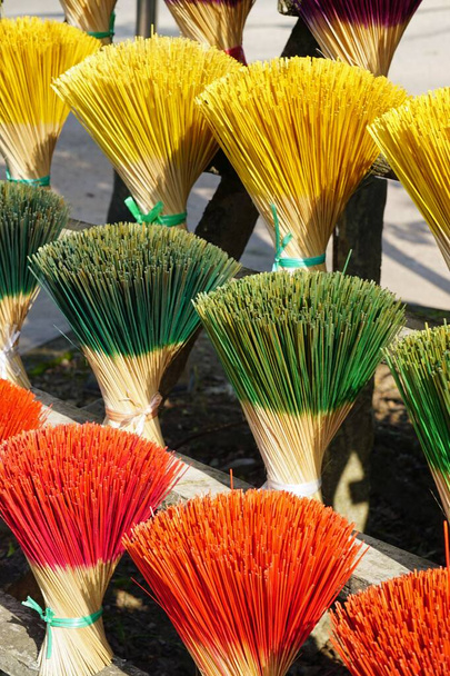 gyári termelő színes tömjén pálcikák Vietnamban - Fotó, kép