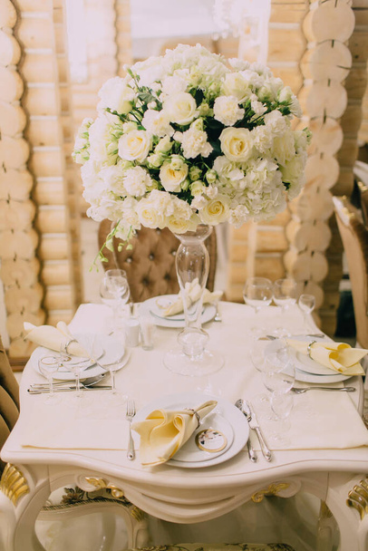Γαμήλια διακόσμηση του χώρου. Η ιδέα του γάμου. Λουλούδια στο τραπέζι. Ξενοδοχείο έννοια υπηρεσία. Σερβίρεται τραπέζι.Κοντινό πλάνο του στυλ εστιατόριο - Φωτογραφία, εικόνα
