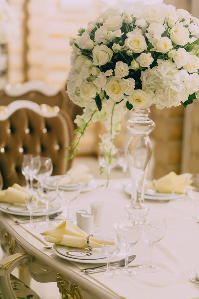 Γαμήλια διακόσμηση του χώρου. Η ιδέα του γάμου. Λουλούδια στο τραπέζι. Ξενοδοχείο έννοια υπηρεσία. Σερβίρεται τραπέζι.Κοντινό πλάνο του στυλ εστιατόριο - Φωτογραφία, εικόνα