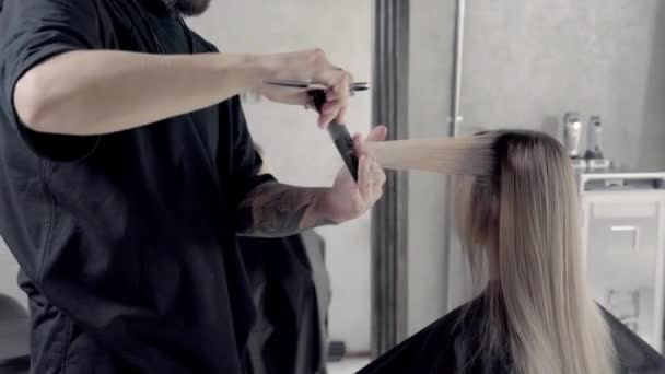 O barbeiro faz corte de cabelo e styling. Tiro a 50 fps
 - Filmagem, Vídeo
