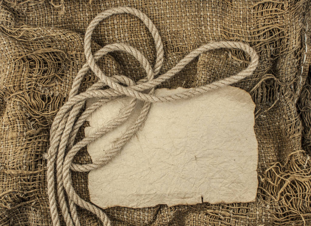 Konopné lano s trhaným papírem na podšívce. Detailní záběr přírodního lana a tkaniny. Sem napište svůj vlastní text - Fotografie, Obrázek