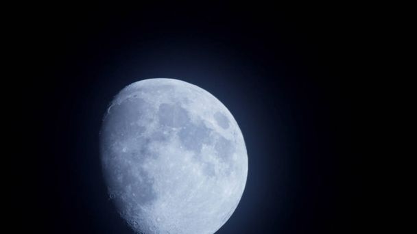Темная ночь с луной в небе
 - Фото, изображение