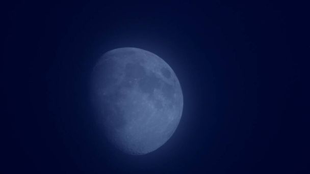 Темная ночь с луной в небе
 - Фото, изображение