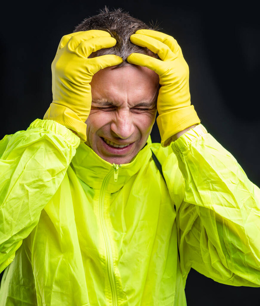 Sanità, dolore, stress. Uomo malato in guanti affetti da mal di testa su sfondo nero
 - Foto, immagini