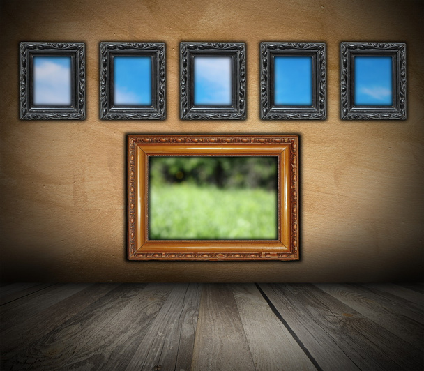 oude houten frames op grunge muur - Foto, afbeelding