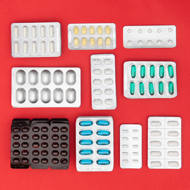 Grupo de diversas píldoras de la medicina farmacéutica, tabletas coloridas y cápsulas en varios tamaños.55
 - Foto, imagen