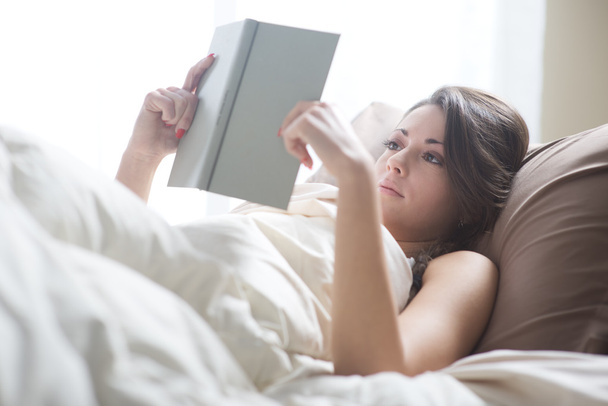 Reading In Bed - Valokuva, kuva