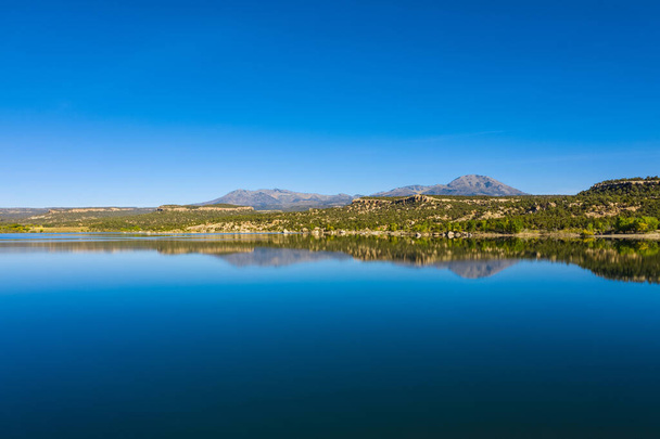Légi kilátás táj természet. Kék ég és tó, hegyek tükröződnek a vízben. Visszaszerzési tározó Utah államban, USA - Fotó, kép