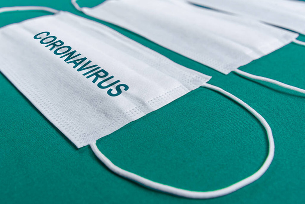 Sebészeti maszk felett minimalista zöld háttér - Fotó, kép