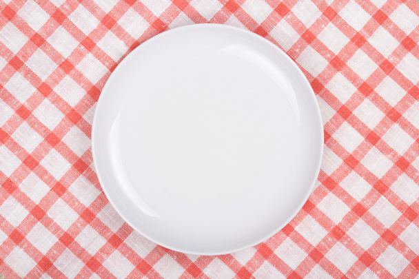 белый пустая тарелка над клетчатый фон - Фото, изображение
