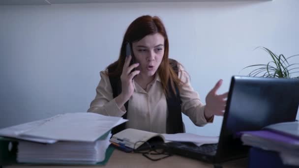 vihainen raivoissaan nainen toimistotyöntekijä mielenterveyden häiriö huutaa vihasta puhuessaan puhelimessa ja heittää paperia, koska hermoromahdus töissä, stressinhallinta
 - Materiaali, video